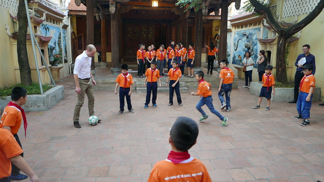   Hoàng tử Anh William vui chơi cùng các em học sinh trường tiểu học Hồng Hà.  