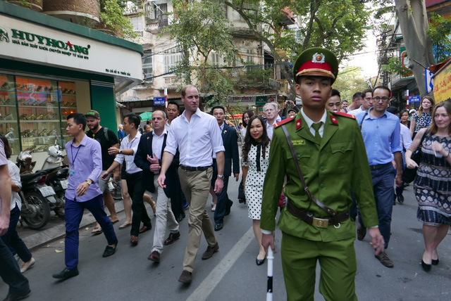   Hoàng tử William, người đứng thứ 2 trong thứ tự kế vị ngai vàng của Hoàng gia Anh, tươi cười khi đi dạo trên phố và giao lưu với người dân Việt Nam.  