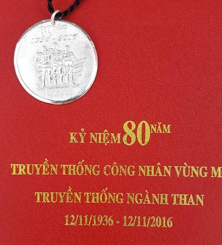 Hàng vạn logo kỉ niệm chương trị giá hàng chục tỉ đồng.