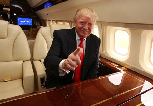 Khi bảo vệ ông Trump, các mật vụ được bay trong máy bay sang trọng của ông (Ảnh: PAA).