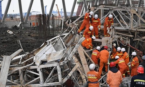 Hiện trường vụ sập giàn giáo tháp làm mát nhà máy điện ở Giang Tây, Trung Quốc. Ảnh: Sina.