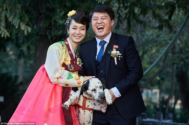 Cặp vợ chồng mới cưới chụp hình cùng thú cưng
