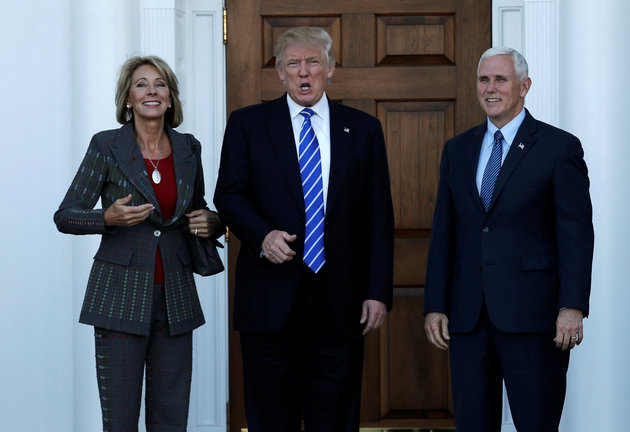 Tổng thống đắc cử Donald Trump (giữa) chụp ảnh cùng bà Betsy DeVos, người được chỉ định làm Bộ trưởng Giáo dục và Phó Tổng thống đắc cử Mike Pence (Ảnh: Reuters)