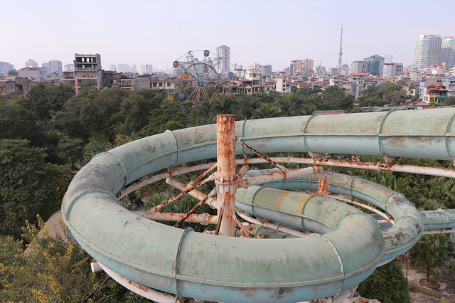   Cận cảnh ống trượt khổng lồ dài 30m, cao 20m nước từng được xem là hiện đại nhất Thủ đô, nay để không cho rêu xanh bao phủ, phần sắt thép hoen gỉ.  