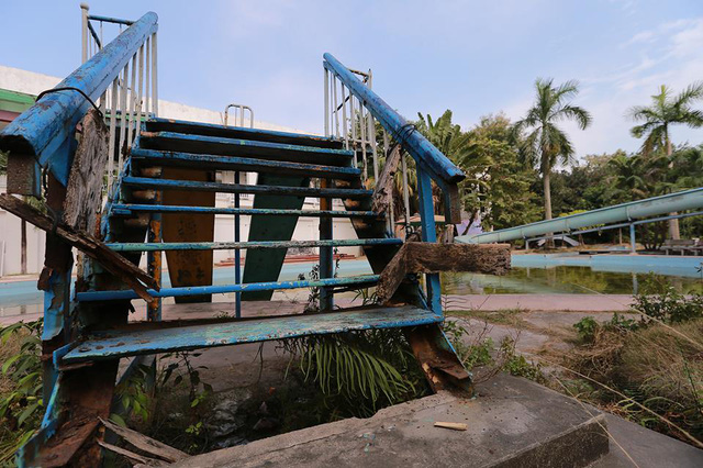   Bậc cầu thang dẫn xuống bể bơi mục nát, xuống cấp khó có thể phục hồi.  