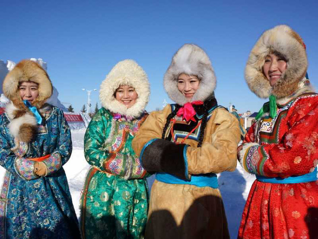   Những cô gái Nội Mông trong trang phục truyền thống chào đón du khách  