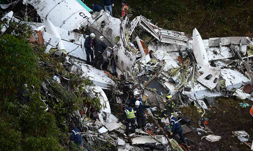 Chiếc máy bay vỡ nát sau khi đâm vào sườn núi. Ảnh: Reuters
