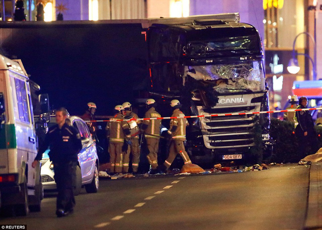   Hiện trường vụ tấn công khủng bố bằng xe tải tại khu chợ Giáng sinh Berlin tối 19/12. (Ảnh: Reuters)  