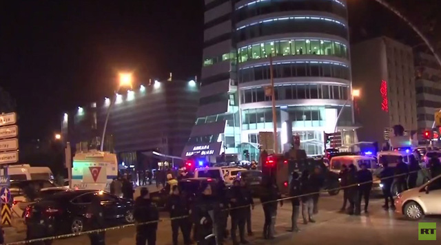 Cảnh sát bao vây tòa nhà nơi xảy ra vụ ám sát Đại sứ Nga tại Thổ Nhĩ Kỳ ngày 19/12 (Ảnh: RT)