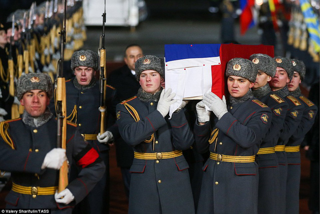   Ngày 20/12, Nga đã tổ chức nghi lễ trang trọng đưa thi thể của Đại sứ Nga tại Thổ Nhĩ Kỳ Andrey Karlov về nước sau khi ông bị ám sát ngay tại một buổi triển lãm ở Ankara hôm 19/12.  
