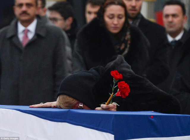   Bà Marina được cho là đã xỉu đi sau khi Đại sứ Karlov bị ám sát tại Ankara hôm 19/12. Theo Dailymail, thời điểm ông Karlov bị bắn từ phía sau bởi sĩ quan cảnh sát của Thổ Nhĩ Kỳ Mevlut Mert Altintas tại triển lãm ở Ankara, bà Marina cũng có mặt ở đó và cũng nằm xuống sàn như những người khác.  