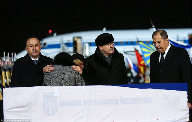   Ngoại trưởng Nga Sergei Lavrov và Ngoại trưởng Thổ Nhĩ Kỳ Mevlut Cavusoglu cũng có mặt tại buổi lễ đưa linh cữu của Đại sứ Andrey Karlov về quê nhà.  