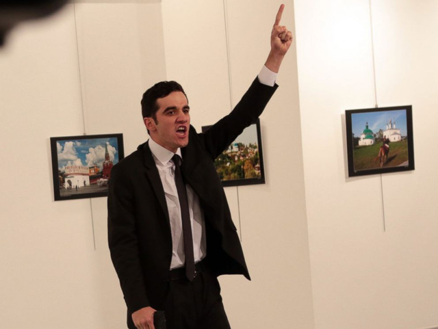 Mevlut Mert Altintas, kẻ đã bắn đại sứ Nga tại triển lãm ở Ankara ngày 19/12. (Ảnh: AFP)