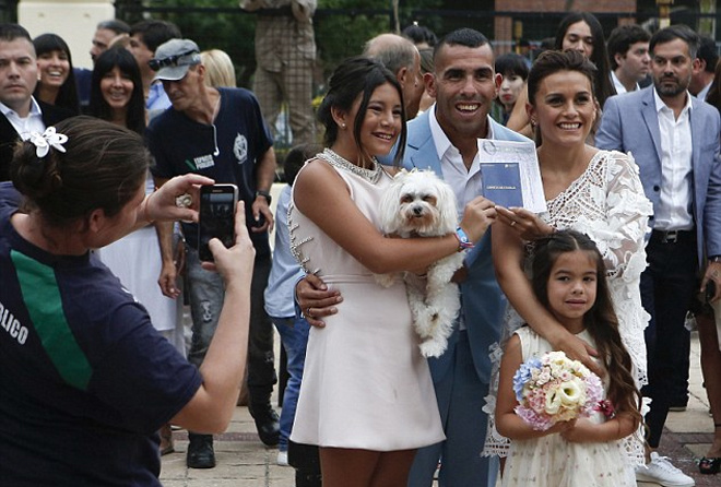 Tevez làm lễ cưới trước khi sang Trung Quốc thi đấu - ảnh thể thao