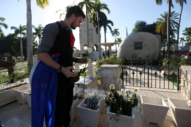 Những cành hoa trắng được những người dân đến viếng đặt bên ngoài phần mộ của lãnh tụ Fidel Castro, thay cho lòng tôn kính và sự biết ơn của họ đối với nhà lãnh đạo kiệt xuất của Cuba.