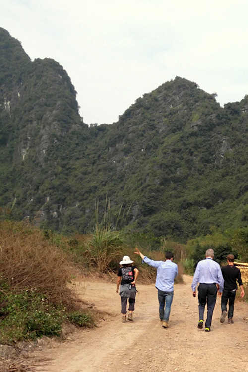 Đại sứ Mỹ lội bùn thăm phim trường 'King Kong' ở Ninh Bình