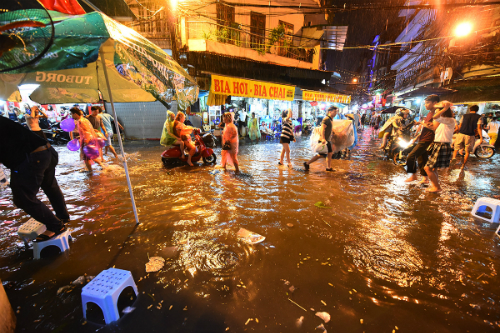 dan-pho-co-ha-noi-bac-ghe-di-lai-vi-mua-ngap-1