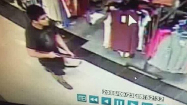 Ảnh chụp nghi phạm qua camera an ninh tại trung tâm thương mại Cascade (Ảnh: CBS News)