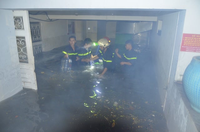   Cảnh sát PCCC được huy động đến để bơm nước ra khỏi các hầm xe ở một số cao ốc trên đường Phan Đăng Lưu  