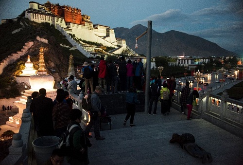Du khách tham quan cung điện Potala, thủ phủ Lhasa, Tây Tạng. Ảnh: Johannes Eisele