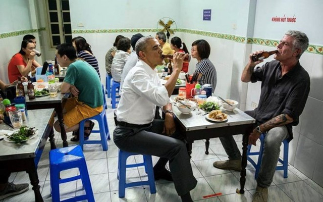 Ông Obama uống bia và ăn bún chả với ông Bourdain khi ở Hà Nội. (Nguồn: Daily Beast)