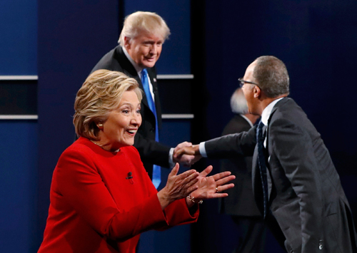Bà Clinton chào những người ủng hộ, trong khi ông Trump bắt tay người dẫn chương trình Lester Holt.