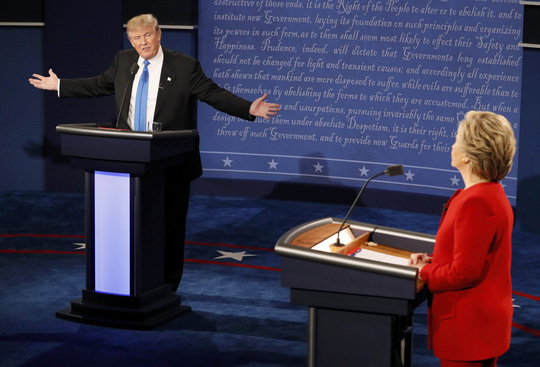 Hai ứng viên tổng thống Mỹ tại cuộc tranh luận. Ảnh: Reuters
