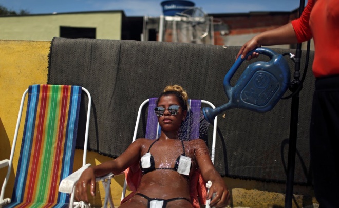 Không mặc bikini, phụ nữ Brazil dán băng dính điện tắm nắng