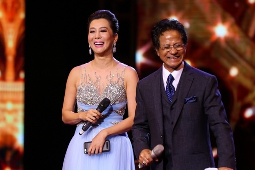 MC Kỳ Duyên (trái) bên Chế Linh trong liveshow của ông ở Hà Nội tháng 10/2016.