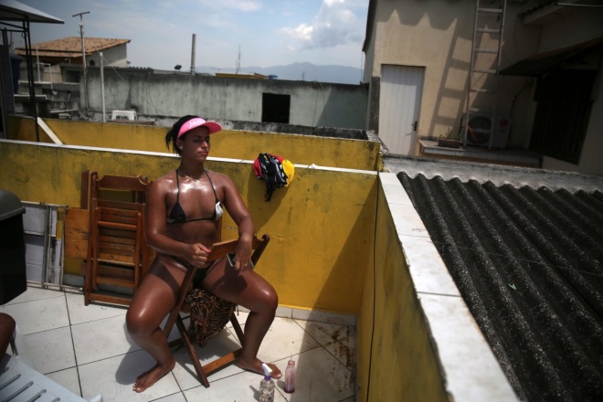 Không mặc bikini, phụ nữ Brazil dán băng dính điện tắm nắng