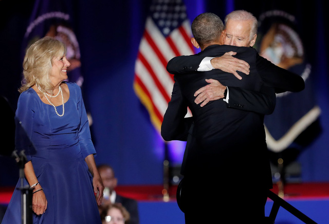   Tổng thống Obama ôm chặt Phó Tổng thống Joe Biden (Ảnh: Reuters)  