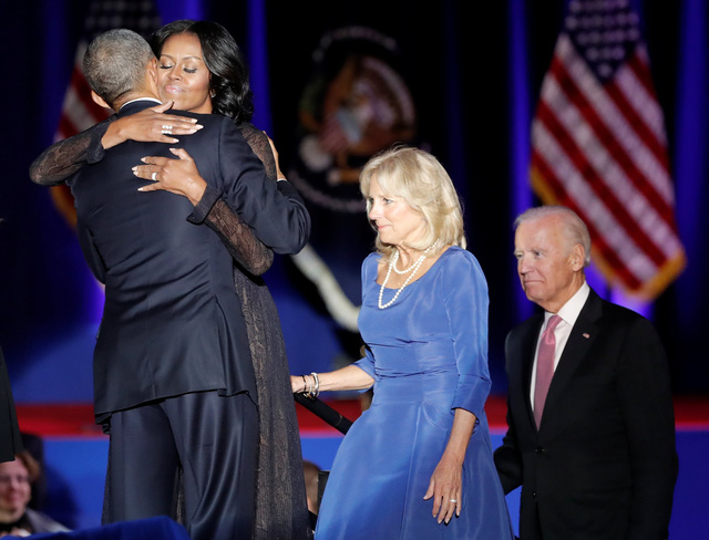   Vợ chồng ông Obama dành cho nhau cái ôm thật chặt (Ảnh: Reuters)  