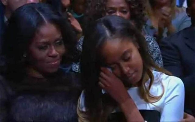   Malia, con gái lớn của ông Obama, xúc động trước bài phát biểu của bố (Ảnh: Telegraph)  