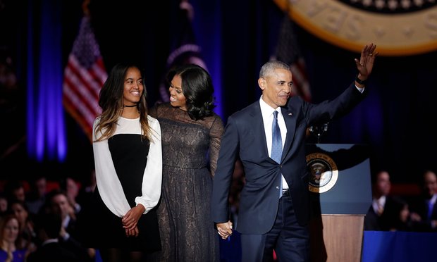   Tổng thống Obama cùng vợ và con gái chào tạm biệt mọi người (Ảnh: Reuters)  