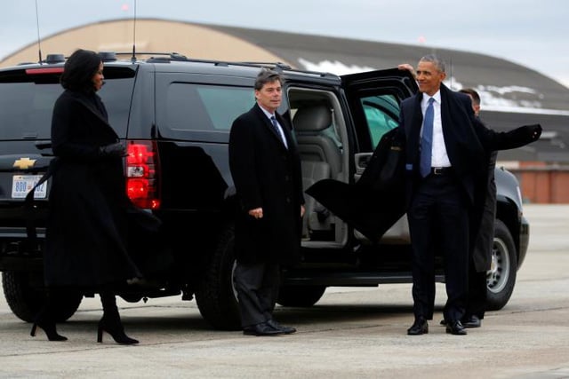   Gia đình Tổng thống Obama chuẩn bị lên Air Force One trở về Chicago. (Ảnh: Reuters)  