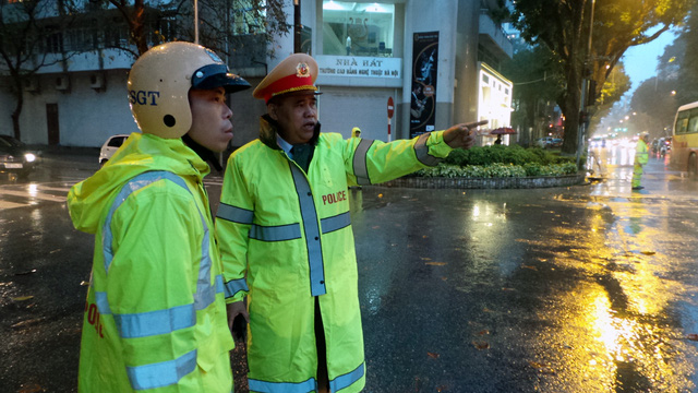   Đại tá Đào Vịnh Thắng (phải) khảo sát, nắm tình hình sao thông dọc đường Phan Chu Trinh. Tới đây, Phòng PC67 sẽ đề xuất Sở GTVT tổ chức giao thông hai chiều trên đường này thay vì một chiều như hiện nay.  