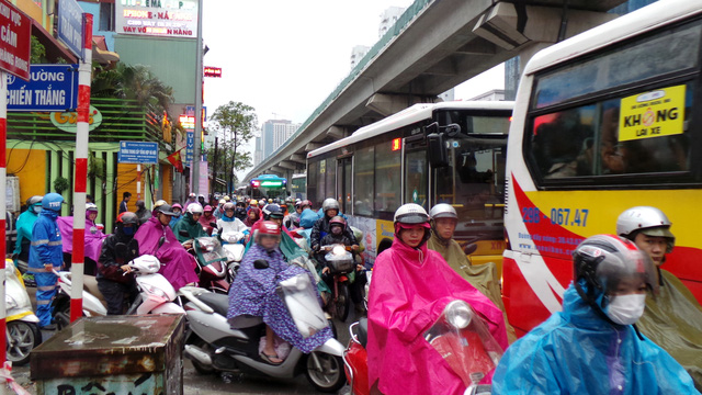 Đường Trần Phú, đoạn giao cắt với đường Chiến Thắng (Hà Đông), luôn trong tình trạng ùn tắc.