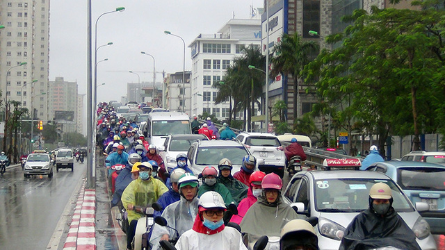 Ùn tắc nghiêm trọng trên cầu vượt bắc qua đường Trần Duy Hưng.