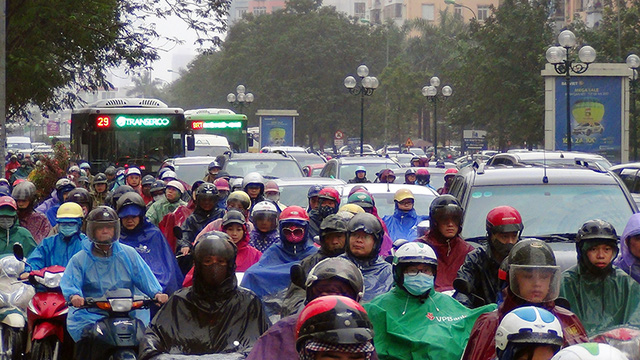 Đường Lê Văn Lương ùn tắc nghiêm trọng, buýt nhanh, buýt thường đều bị bủa vây.