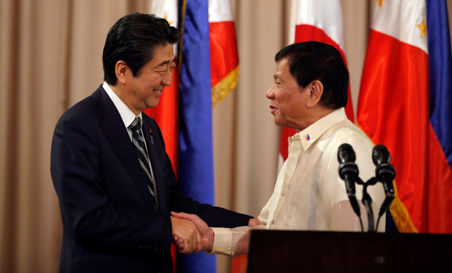 Thủ tướng Nhật Bản Shinzo Abe (trái) và Tổng thống Philippines Rodrigo Duterte trong cuộc gặp tại Manila, Philippines hôm 12/1 (Ảnh: Reuters)