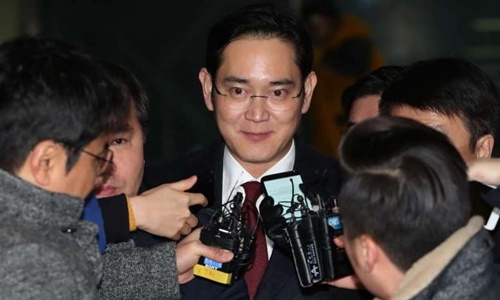 Jay Y. Lee, lãnh đạo tập đoàn Samsung, bị giới truyền thông vây quanh khi rời khỏi Văn phòng công tố viên đặc biệt Hàn Quốc. Ảnh: Bloomberg