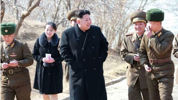 Kim Yo Jong (thứ hai bên trái) tháp tùng anh trai thị sát một đơn vị quân sự trong bức ảnh đề tháng 3/2015. (Ảnh: Alamy)