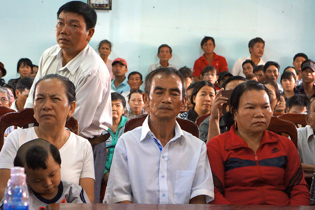 Ông Huỳnh Văn Nén (ngồi giữa) được bồi thường 10 tỷ đồng cho hơn 17 năm ngồi tù oan