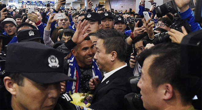 CĐV chen nhau đón Tevez tại Trung Quốc - ảnh thể thao