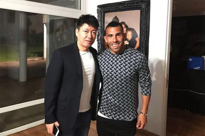 CĐV chen nhau đón Tevez tại Trung Quốc - ảnh thể thao