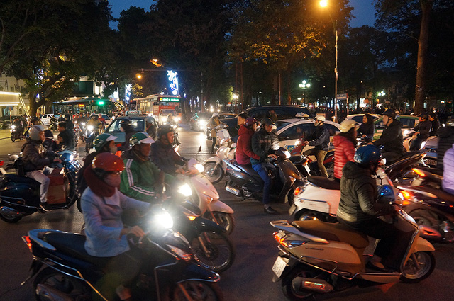   Rất d phương tiện tại nút giao Phan Đình Phùng – Hàng Đậu, thuộc khu trung tâm Hà Nội.  