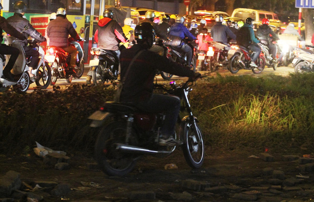   “Giải pháp” né tắc của một người đi xe máy trên đường Phạm Văn Đồng.  