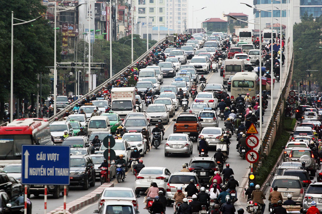 Phố Nguyễn Chí Thanh, phương tiện dày đặc trên tất cả các làn đường.