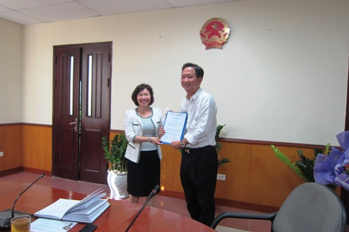 Thứ trưởng Hồ Thị Kim Thoa trao quyết định bổ nhiệm cho ông Trịnh Xuân Thanh hồi năm 2013.