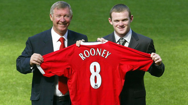 Cựu HLV Alex Ferguson (trái) giới thiệu Rooney (phải) khi cầu thủ này gia nhập MU vào năm 2004